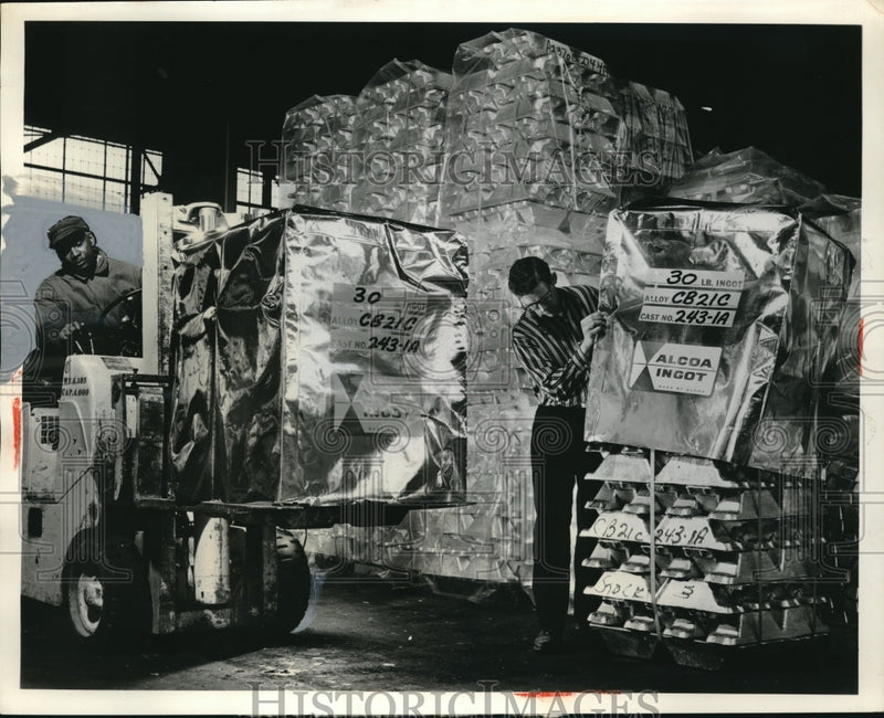 Load image into Gallery viewer, 1962 Press Photo Cleveland, Ohio ALCOA workers with aluminum ingots
