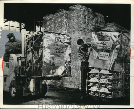 1962 Press Photo Cleveland, Ohio ALCOA workers with aluminum ingots