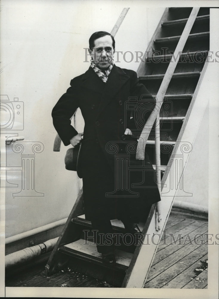 1933 Press Photo European Painter Arnold Saklovsky Arrives In New York- Historic Images