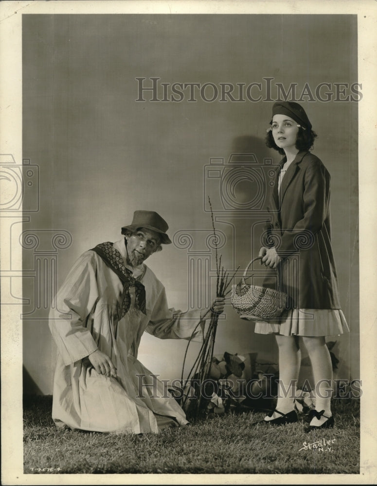 Load image into Gallery viewer, 1936 Press Photo Mary &amp; Ben Weatherstaff see 1st Spring Robin The Secret Garden
