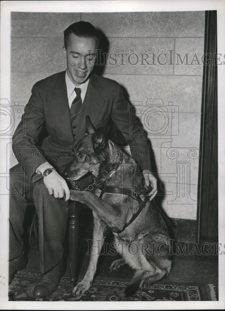 Load image into Gallery viewer, 1941 Press Photo Newark, NJ Paul Sauerland, blind student &amp; Seeing eye dog Rena
