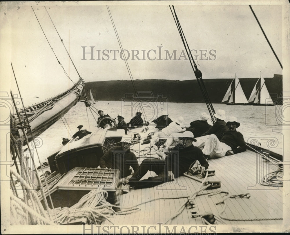 1930 Press Photo Crew Of Lord Waring&#39;s &quot;White Heather II&quot; Lay On Deck  - Historic Images