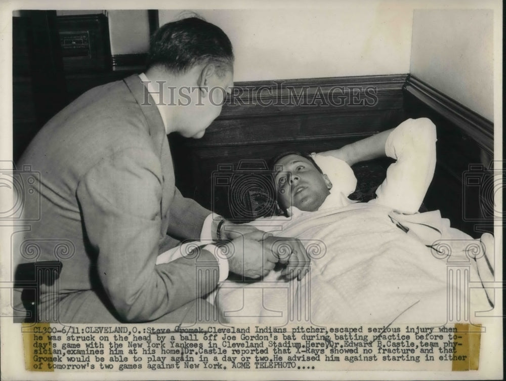 1949 Press Photo Cleveland, Ohio Indians Steve Gromek hit in head by ball- Historic Images