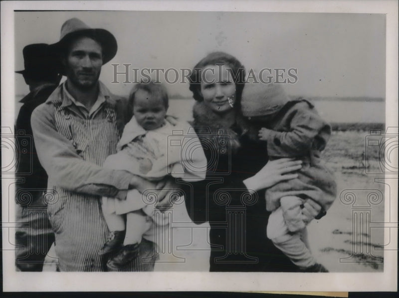 Load image into Gallery viewer, 1938 Press Photo Mr and Mrs H. A. Kyles &amp; family rescued from flooded home
