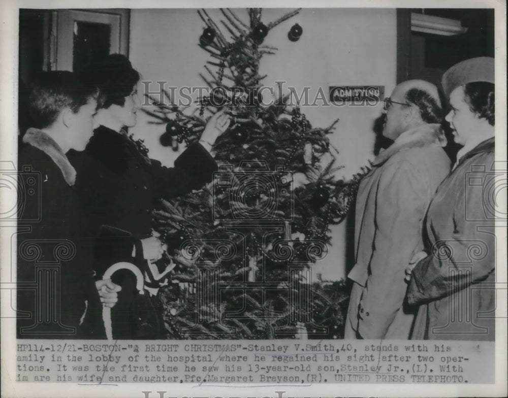 1954 Press Photo Stanley V. Smith Regains Sight Sees Family , Pfc. M. Brayson- Historic Images