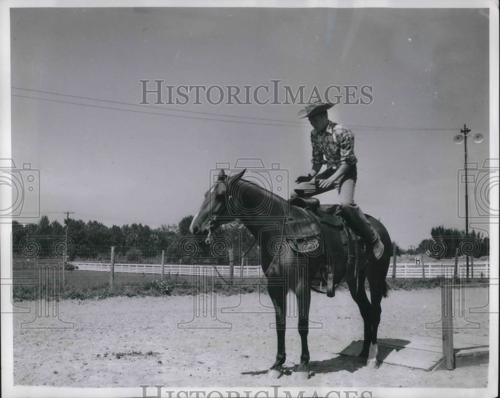 1960 Press Photo Pony Express Rider, Ronnie Schmidtke Demonstrates Quick Mount- Historic Images