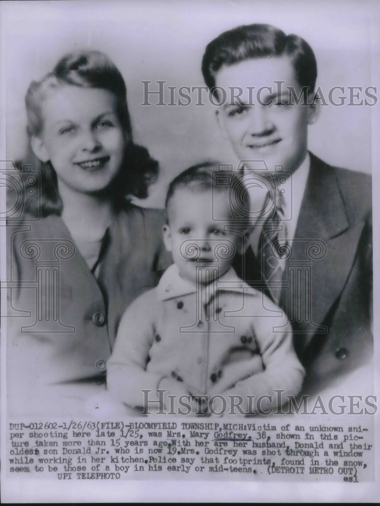 1962 Press Photo Mrs Mary Godfrey 15 Years Ago Shot Through Her Kitchen Window- Historic Images