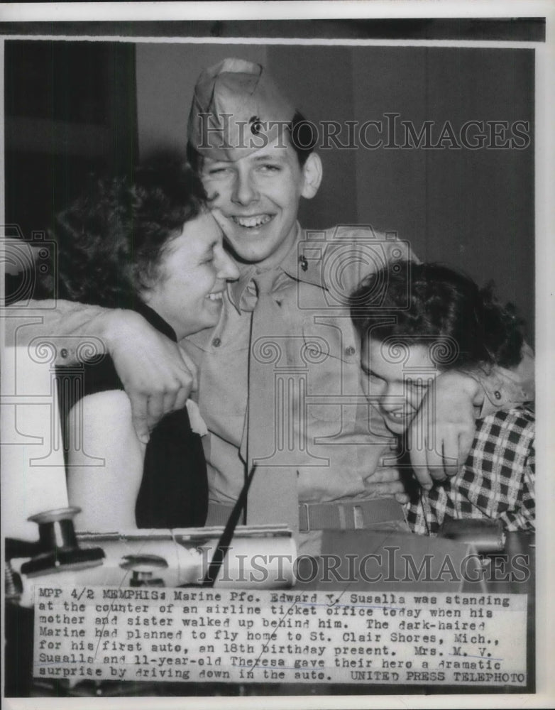 1954 Press Photo Memphis, Tn Marine Pfc Ed Susalla with mom & sister