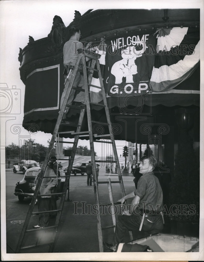 1944 Press Photo Frank Langan and Earl Lester Hang GOP Welcome Sign - Historic Images