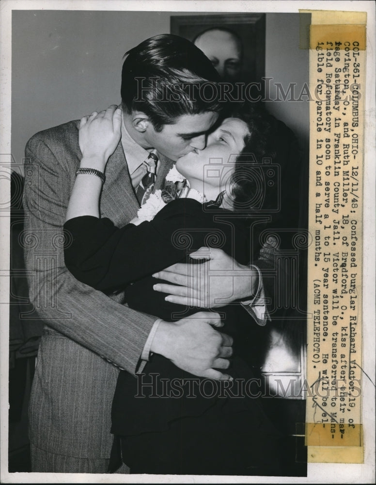 1948 Press Photo Confessed Burglar Richard Victor Kisses New Bride Ruth Miller- Historic Images