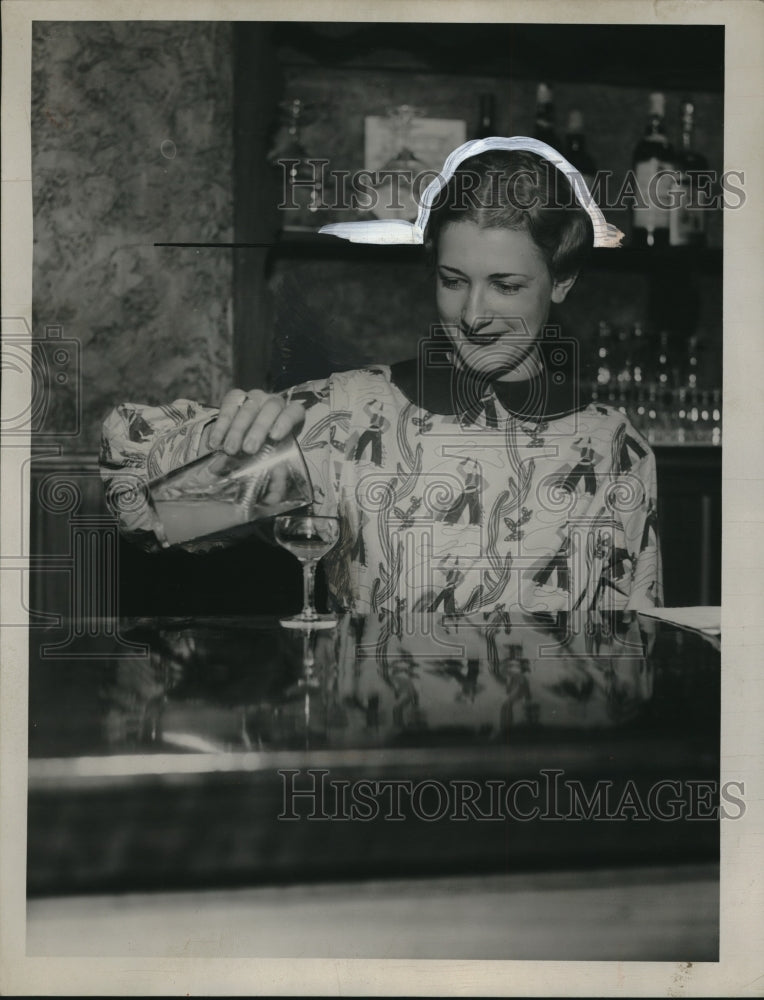 1934 Press Photo Helen Netzel Pouring a Drink- Historic Images