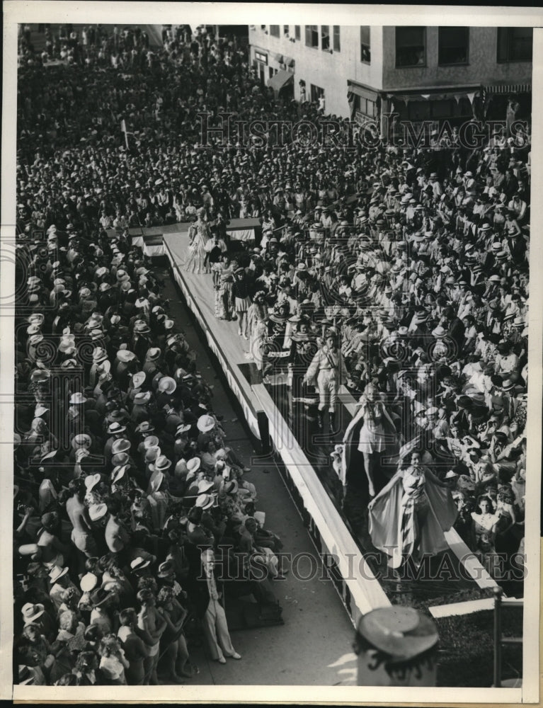 1937 Press Photo Spectators Gather To Admire Long Beach Bathing Beauty Contest- Historic Images