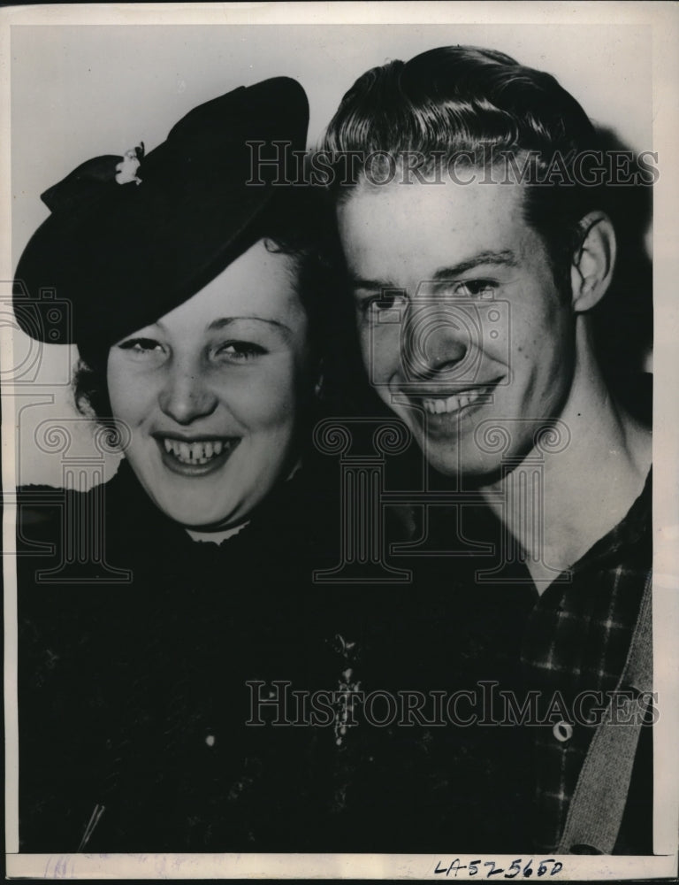 Load image into Gallery viewer, 1938 Press Photo Prisoner Joe Kelly escapes to Wed ailing girlfriend Marj Woods
