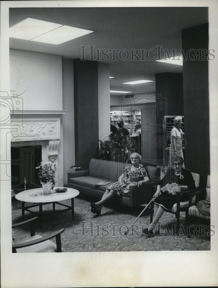 Load image into Gallery viewer, 1963 Press Photo Mrs. Cecelia Clayman &amp; Mrs. Ernest Braswell at Elderly Home
