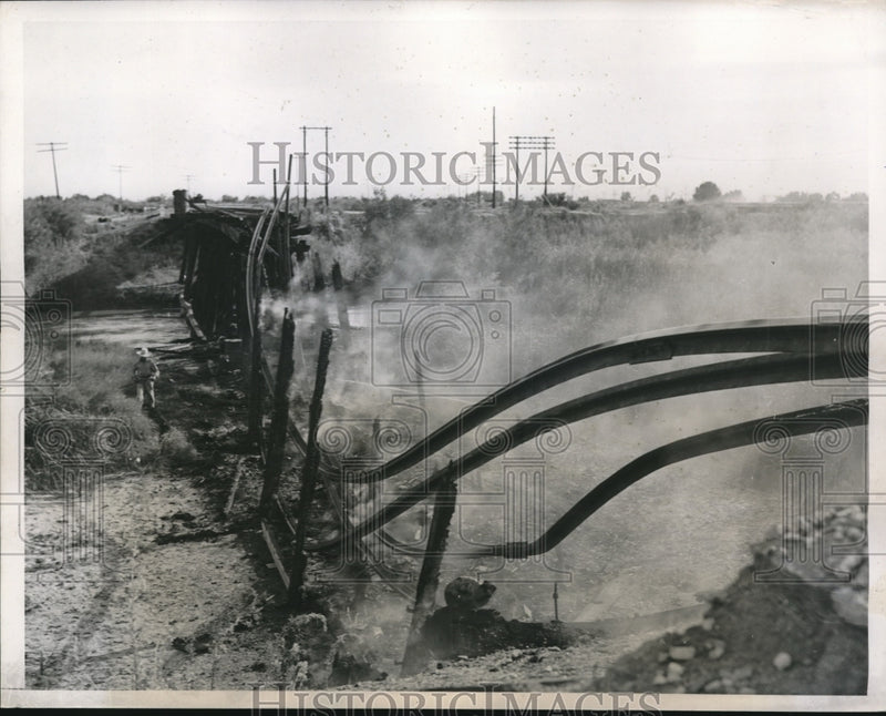 Load image into Gallery viewer, 1944 Press Photo Burned Railway Bridge over Alamo River in California
