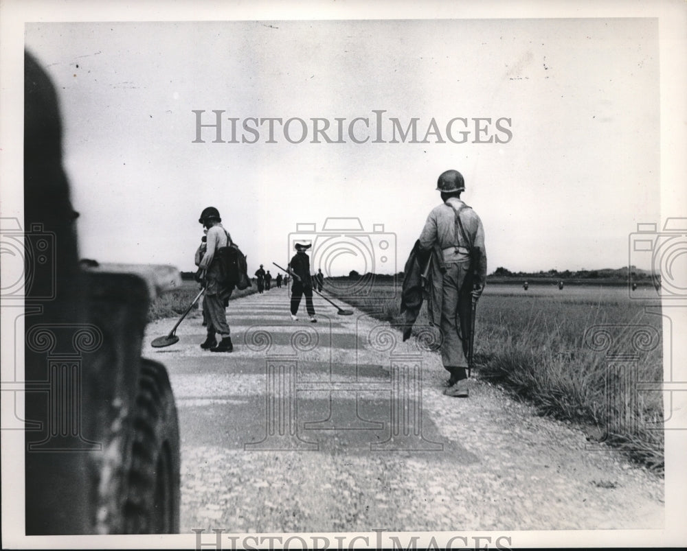 1952 Press Photo Patrol equipped w mine detectors sweep highway on Tonkin Delta - Historic Images