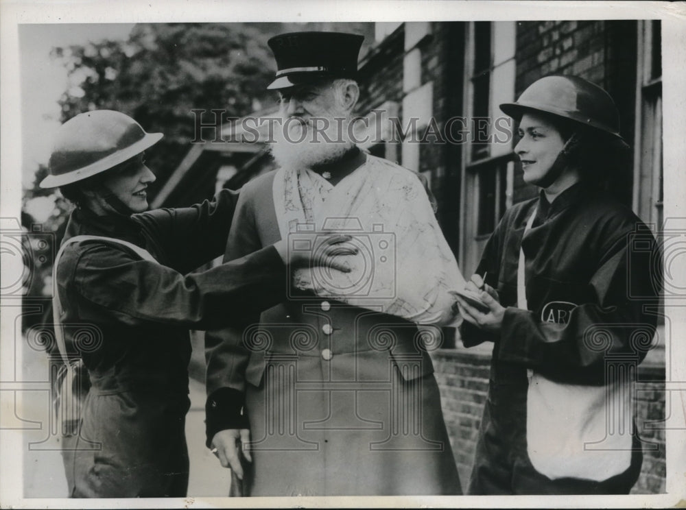 1939 Press Photo Royal Hospital 'treating' old soldier in air raid rehearsal