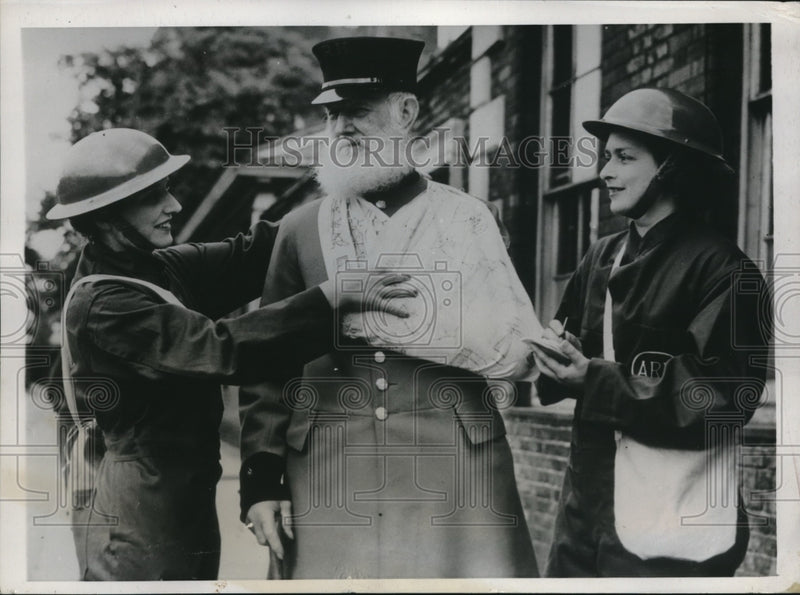 Load image into Gallery viewer, 1939 Press Photo Royal Hospital 'treating' old soldier in air raid rehearsal

