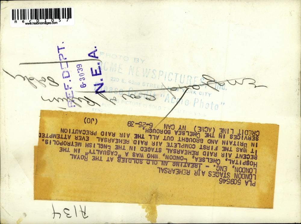 1939 Press Photo Royal Hospital 'treating' old soldier in air raid rehearsal