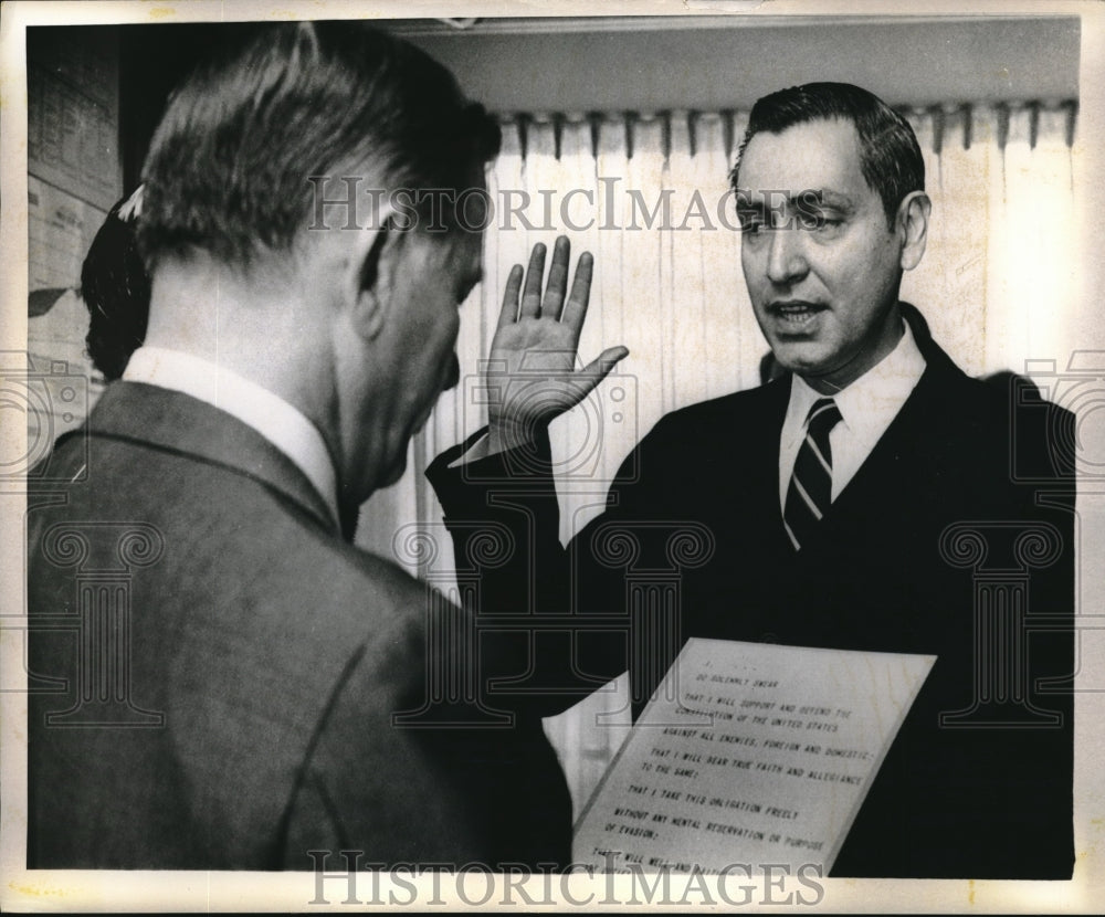 1969 Press Photo Carlos Villareal taking oath of office as Transportation Admin