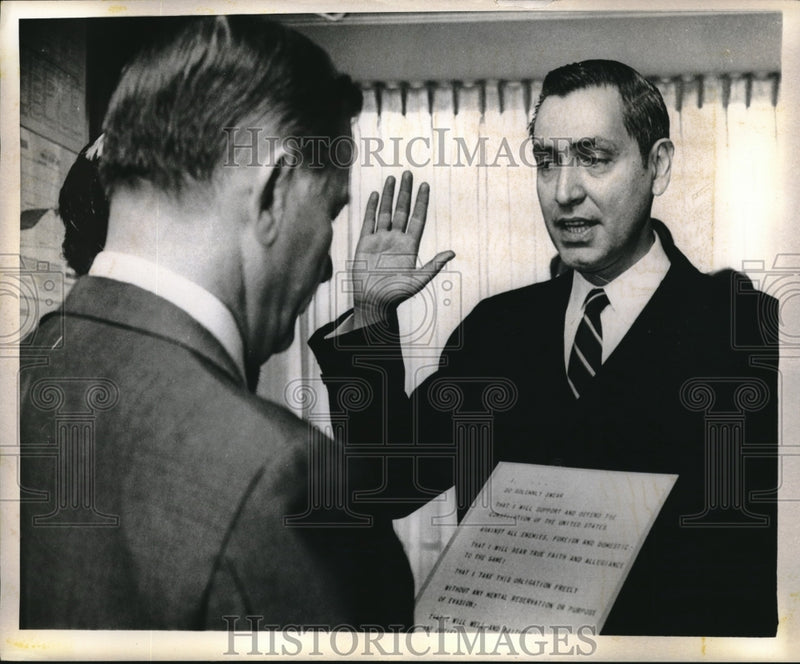 Load image into Gallery viewer, 1969 Press Photo Carlos Villareal taking oath of office as Transportation Admin
