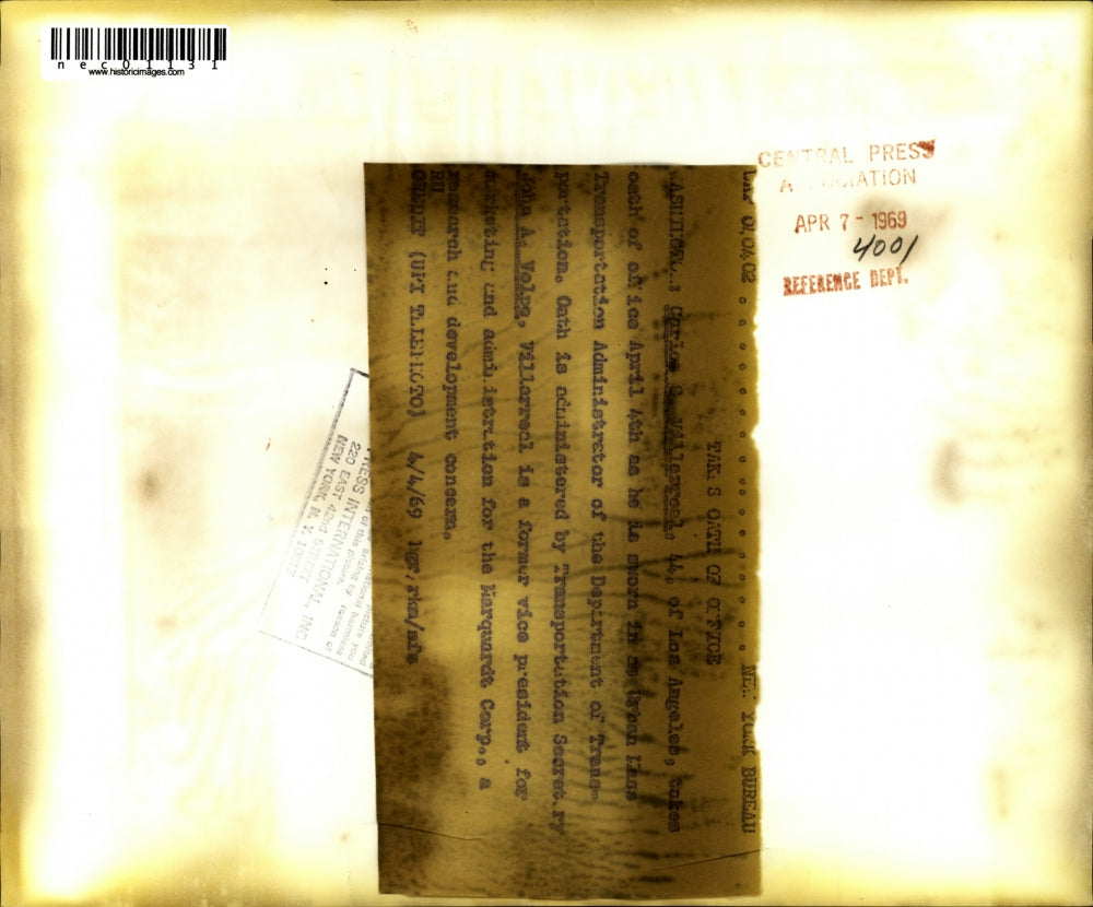 1969 Press Photo Carlos Villareal taking oath of office as Transportation Admin