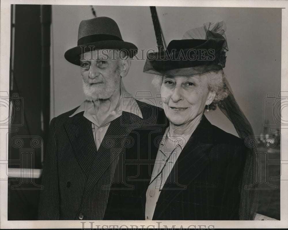 1941 Press Photo Mr. &amp; Mrs. Henry Kahn Arrive Back in U.S. on S.S. Exeter- Historic Images