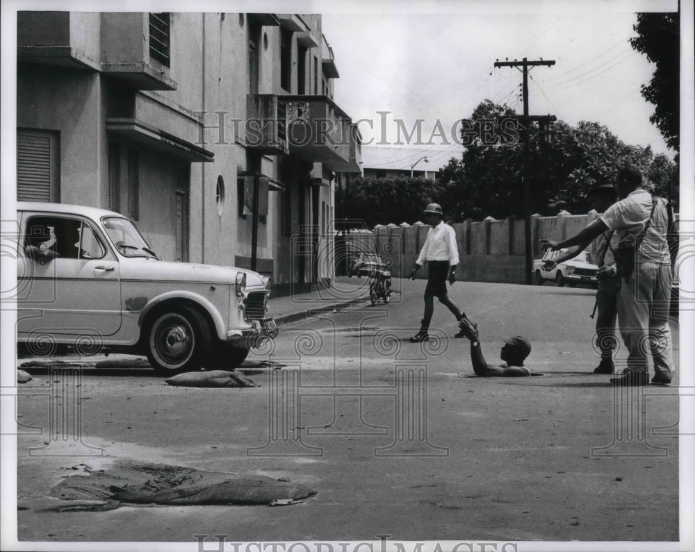 1965 Press Photo Rebel&#39;s Head Protrudes from a Manhole in Dominican Republic- Historic Images