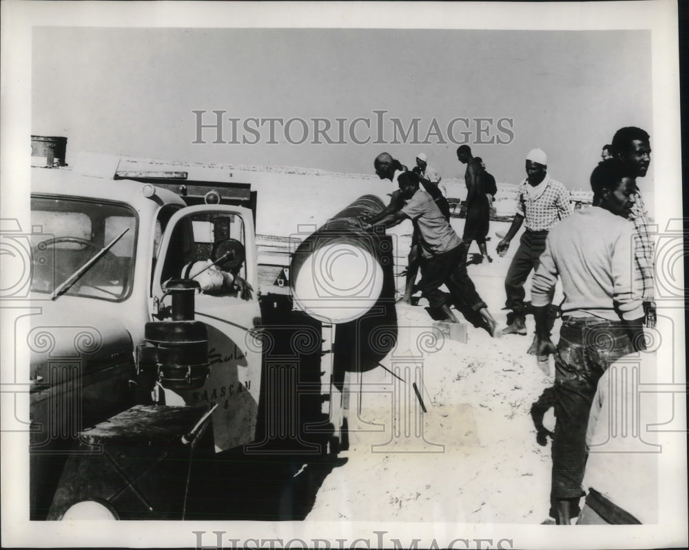 1960 Press Photo Building 100-Mile Oil Pipeline in Libya- Historic Images
