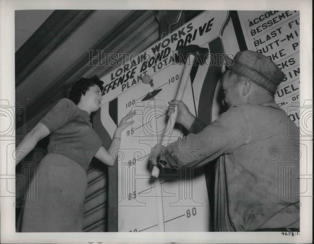 1951 Press Photo H Smith, F Maynard &amp; US Defense Fund chart at Natl Tube Co in O- Historic Images