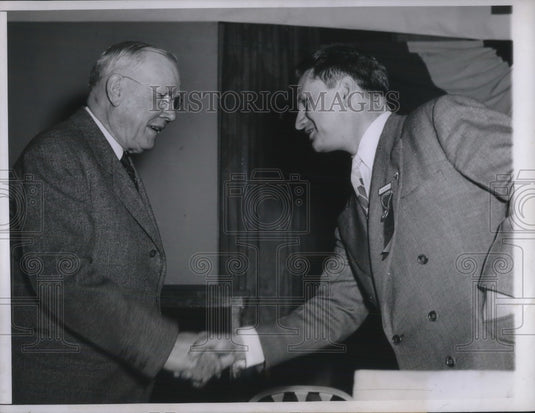 1947 Press Photo Lester Washburn Welcomes Labor President, William Green- Historic Images