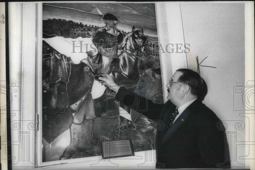 1971 Press Photo GOP Leader Hugh Scott Examines Window Depicting- Historic Images