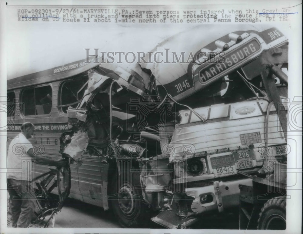 1961 Press Photo Pennsylvania Greyhound Collides With Truck On US Route 11- Historic Images