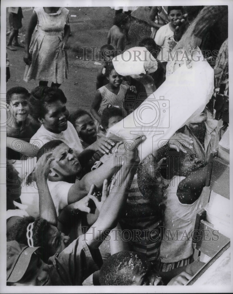 1965 Press Photo Dominican Republic civilians get US food aid, Santo Domingo- Historic Images