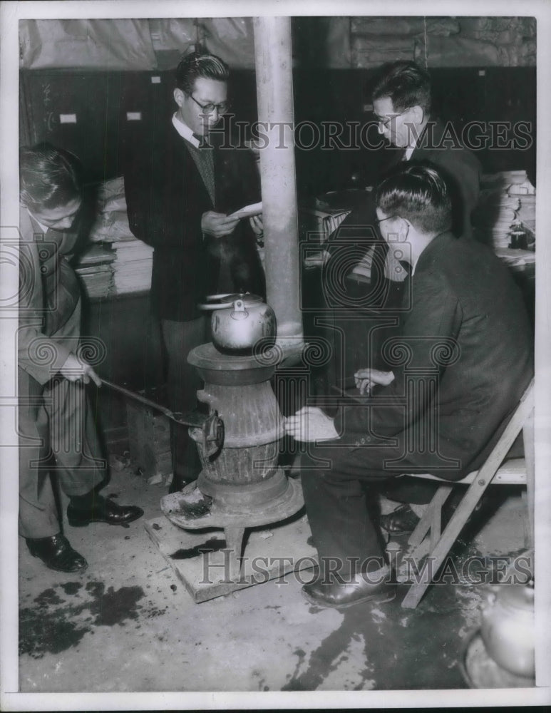1952 Press Photo Office Workers In Tokyo Heat Office Buildings - nec01798