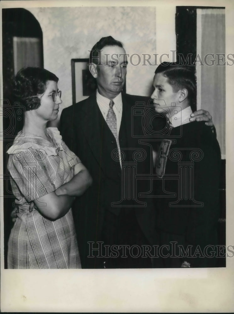 1937 Press Photo Mrs. and Mr. Earl Hombech &amp; son Forest- Historic Images