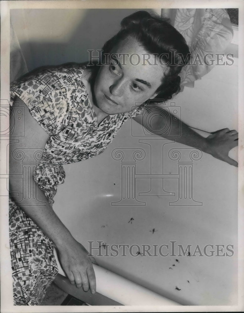 1951 Press Photo Mrs Rita Gurgel with Crickets in Bathtub - Historic Images