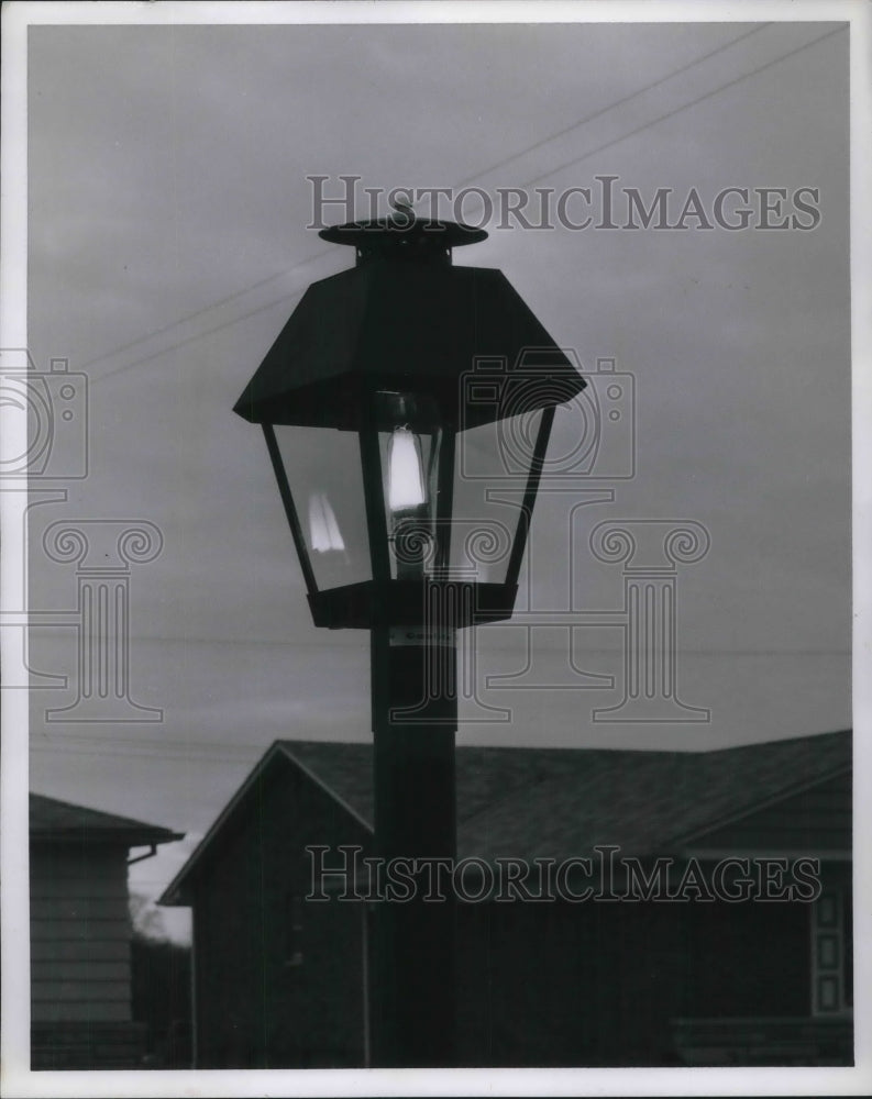 1959 Press Photo A modern streetlamp in a Cleveland, Ohio neighborhood- Historic Images