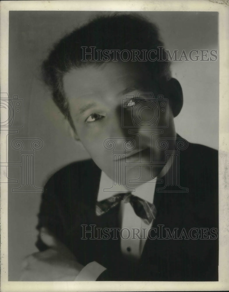 1931 Press Photo Noted tenor singer, Oliver Smith on NBC radio- Historic Images