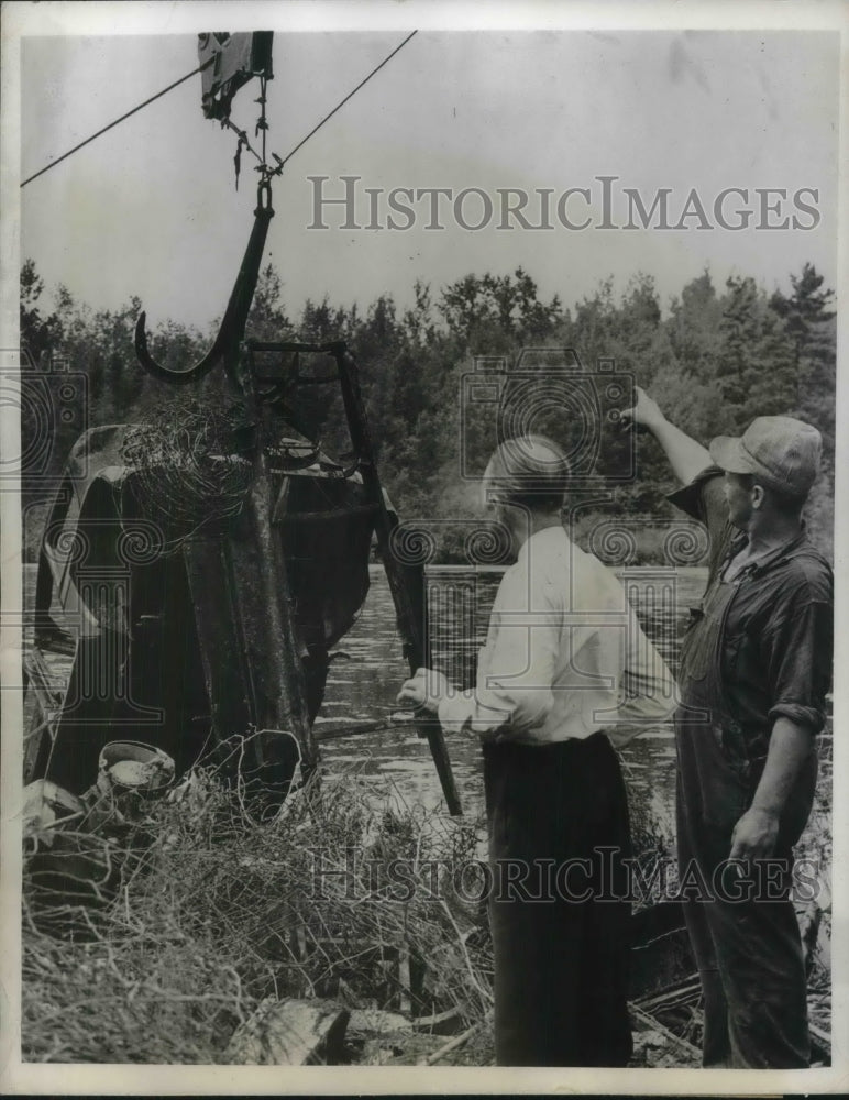 1942 Press Photo ML Shearer Inspector State Automobile Graveyard Section