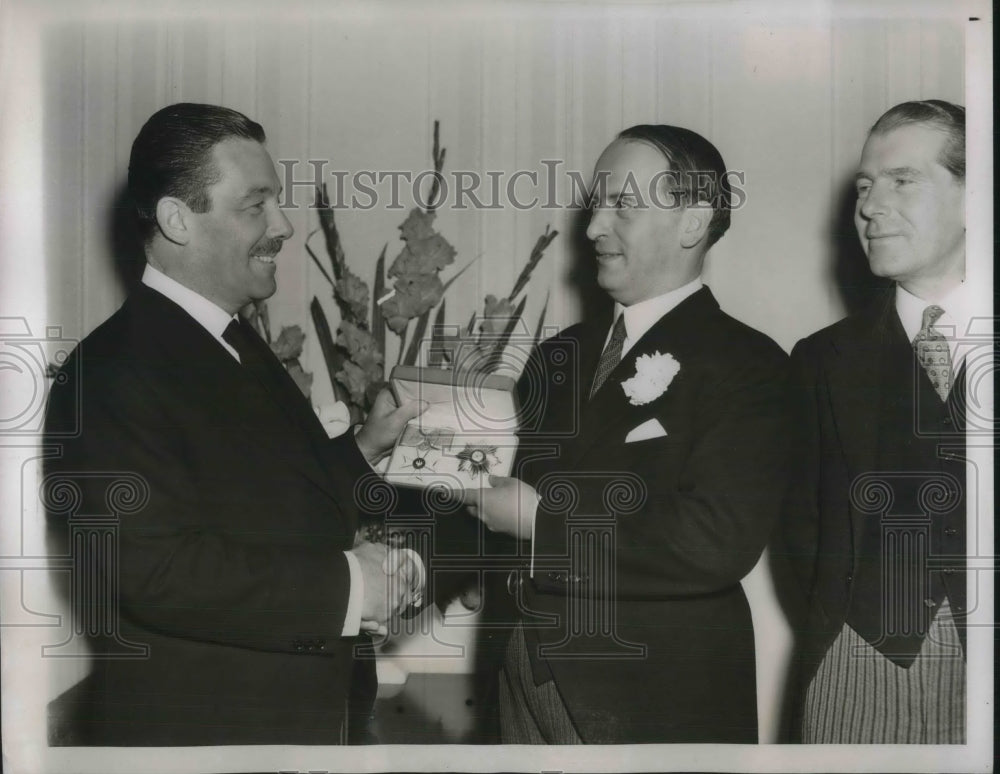 1939 Press Photo Grover Whalen Receiving Polish Decoration From Anthony Roman