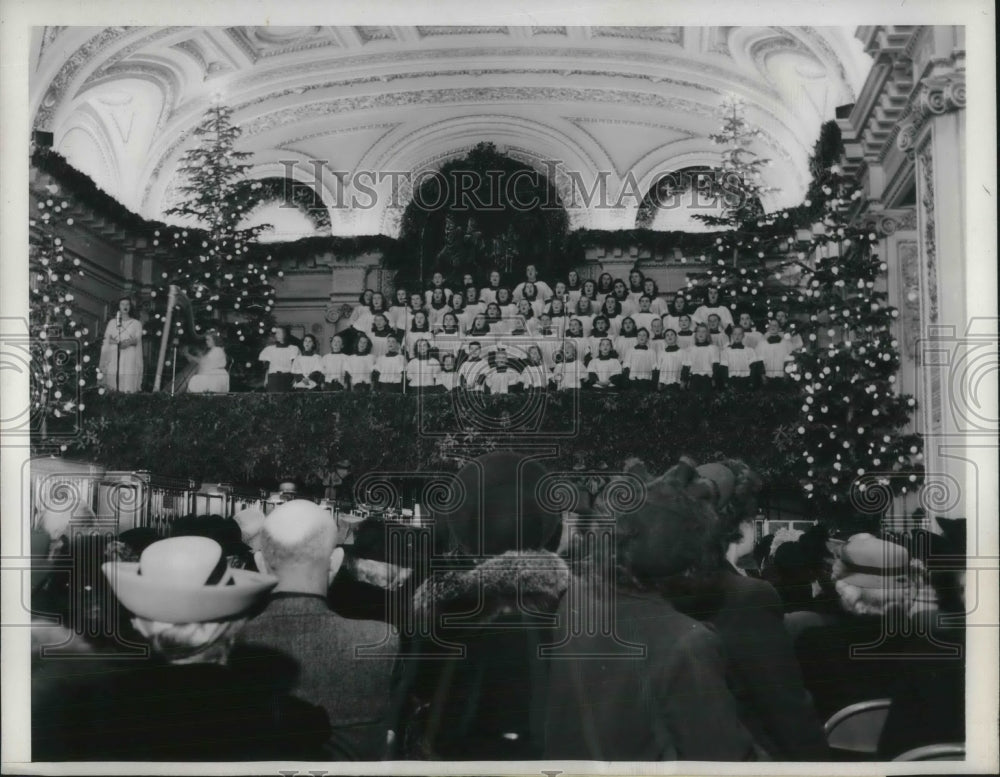 1946 Press Photo SanFrancisco Bank features 165 Carolers for Christmas - Historic Images