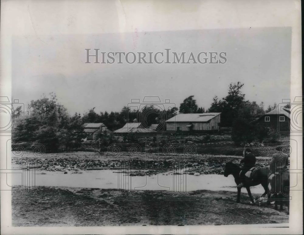 1948 Press Photo Lava flow from Villarica Volcano passing by village in Chile