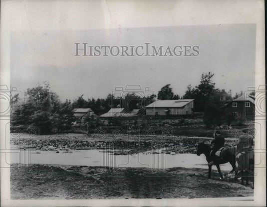 1948 Press Photo Lava flow from Villarica Volcano passing by village in Chile