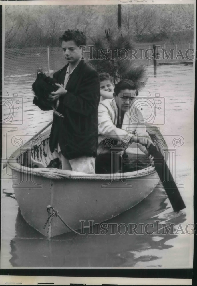 1963 Press Photo LA, Calif. Jim Shaw, Stan Dearing, Bill Shaw in floodwaters- Historic Images