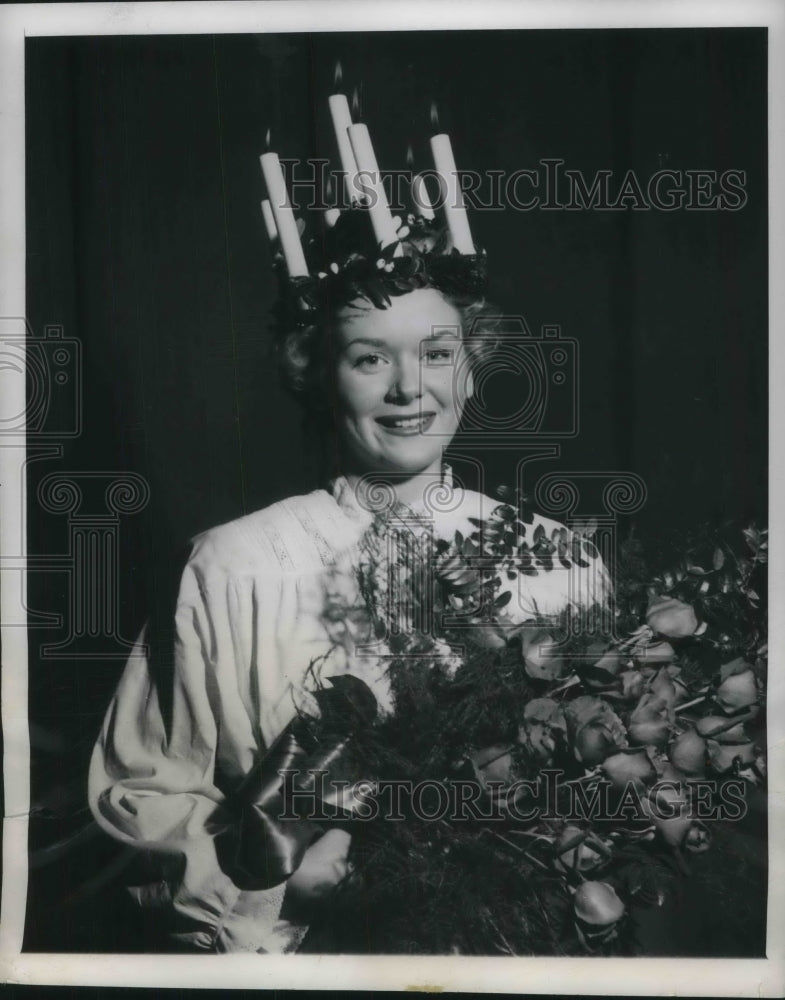 1949 Press Photo Norma Freeman Crowned Lucie Bride at Amundsen High School- Historic Images