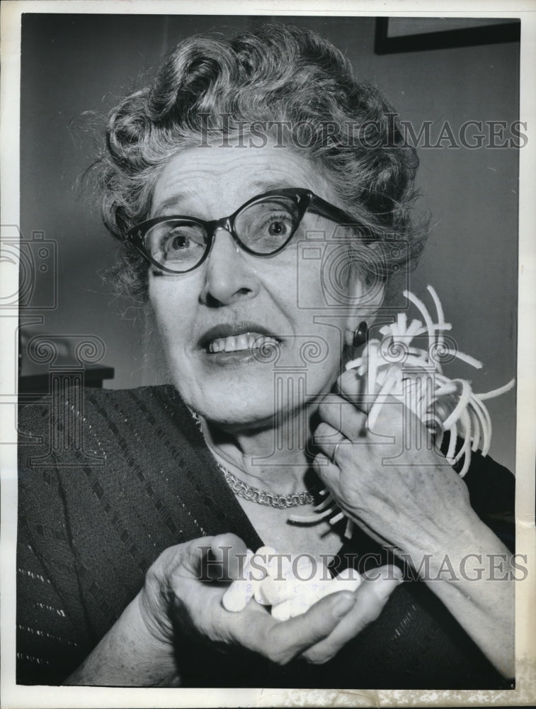 1962 Press Photo Mrs Bertha B Posner Holds Cotton Cushions She Invented- Historic Images