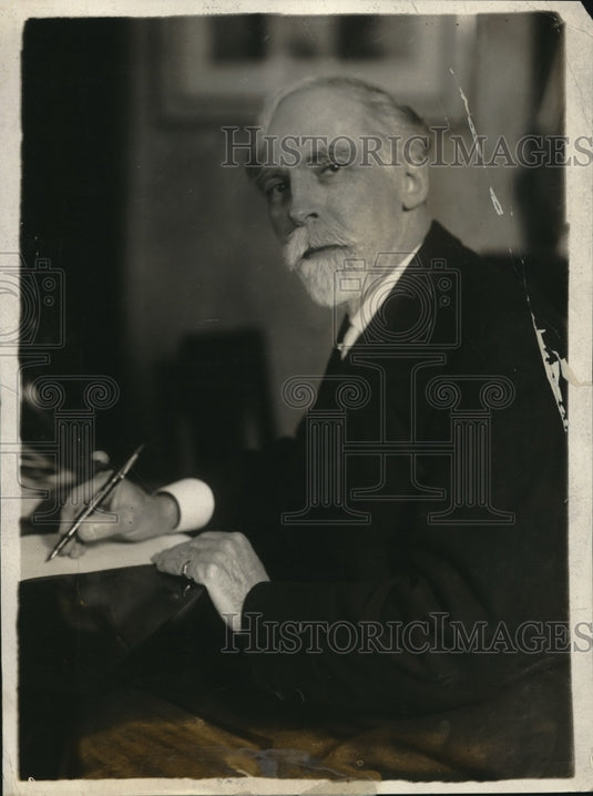 1937 Press Photo Dr Charles G Pease Warning Smokers Lose Beauty, Health & Figure- Historic Images