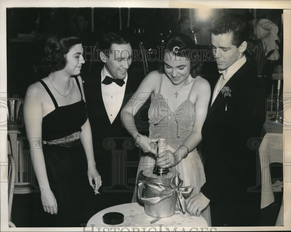 1938 Press Photo Miss Virginia opening up her prize - a bottle of champagne