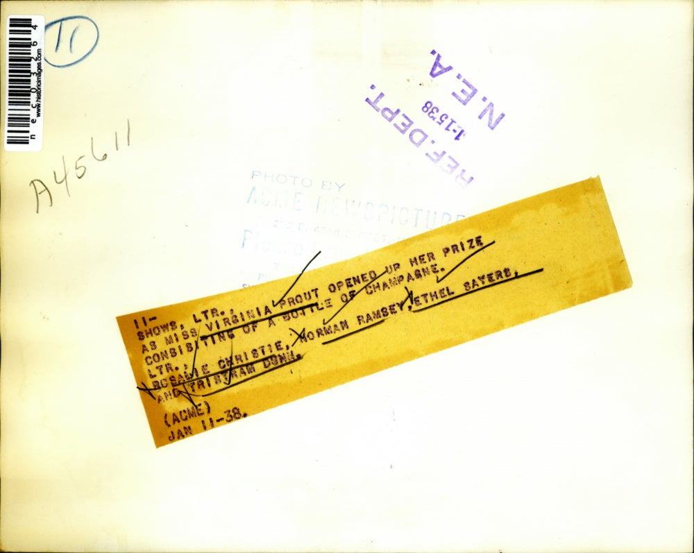 1938 Press Photo Miss Virginia opening up her prize - a bottle of champagne